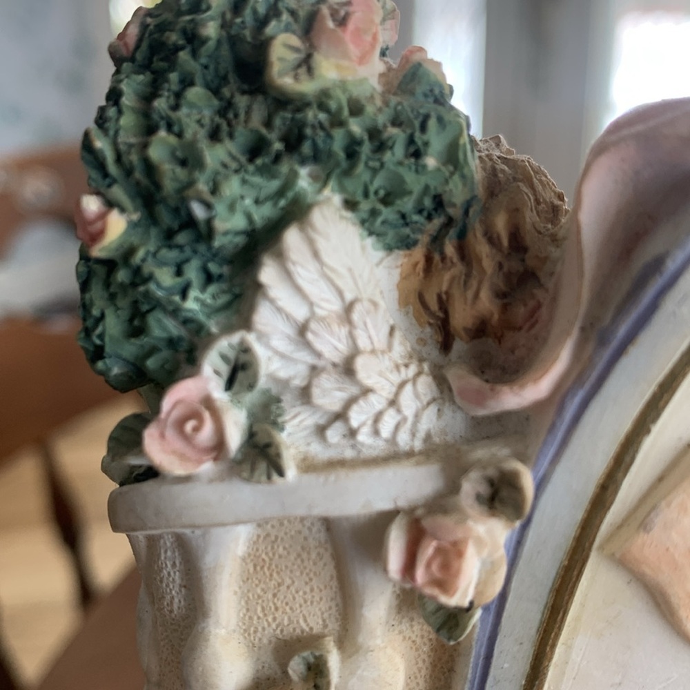 Pastel Carousel Horse Figurine with Cherubs music box. Carousel horse moves - Picture 4 of 6